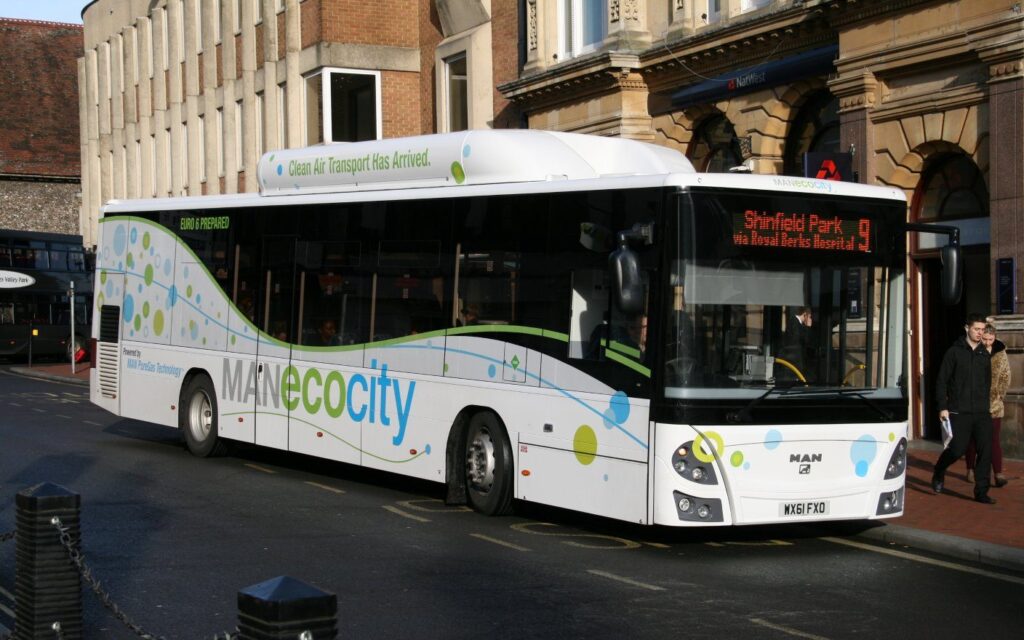 Autobus MAN Ecocity na CNG z napisem Clean Air Transport Has Arrived na ulicy w Oxfordshire