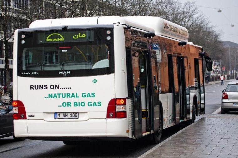 Autobus MAN Lion biały pojazd miejski zasilany gazem ziemnym