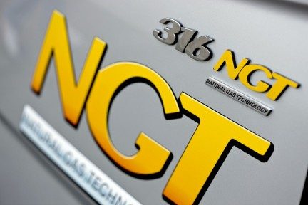 Zbliżenie na żółty napis NGT na Mercedesie Sprinterze, oznaczenie gazu ziemnego