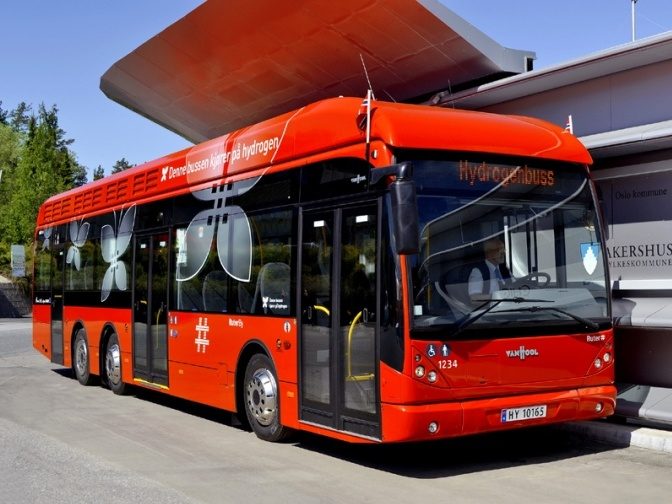 Czerwony autobus Van Hool zasilany ogniwami paliwowymi podczas tankowania w Oslo