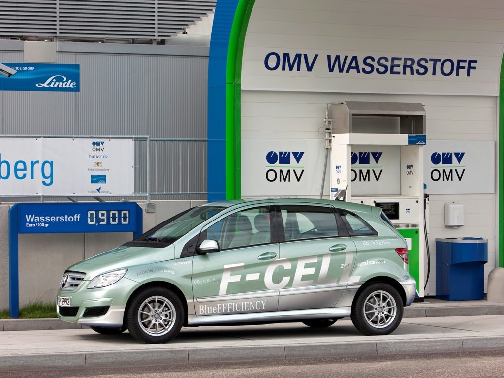 Mercedes B F-CELL zasilany wodorem na stacji tankowania w Niemczech
