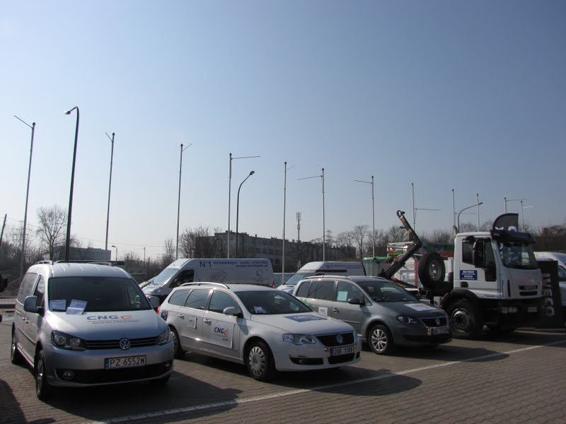 Uczestnicy targu przy stanowisku wystawiennika CNG