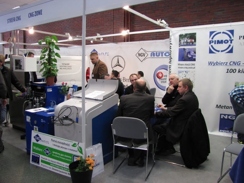 Stoisko CNG na konferencji z materiałami promocyjnymi