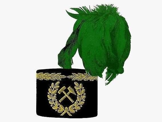 Górnicza czapka z logo PGNiG, symbol tradycji górnictwa gazu