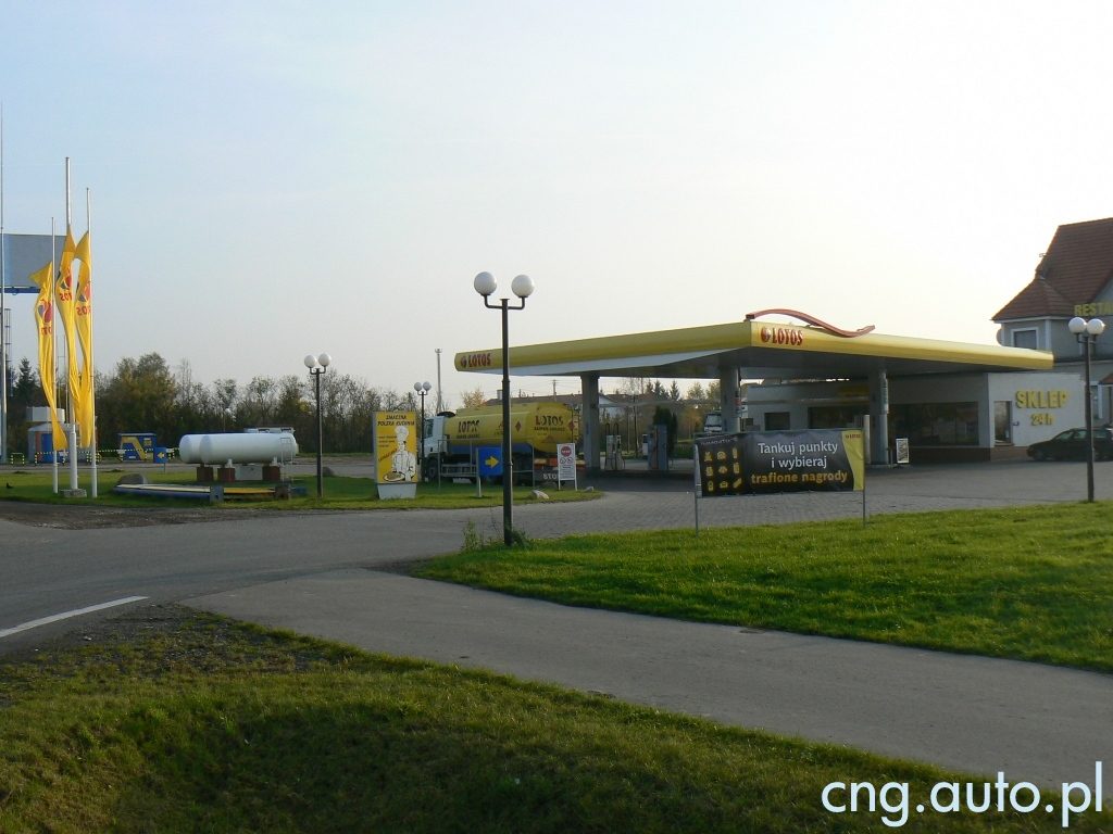 Stacja tankowania gazu CNG marki Lotos w Elblągu z żółto-niebieskim zadaszeniem