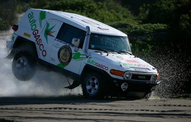 SPORT | Dakar 2012 – start 3 terenówek Toyota FJ Cruiser na gaz ziemny (CNG)